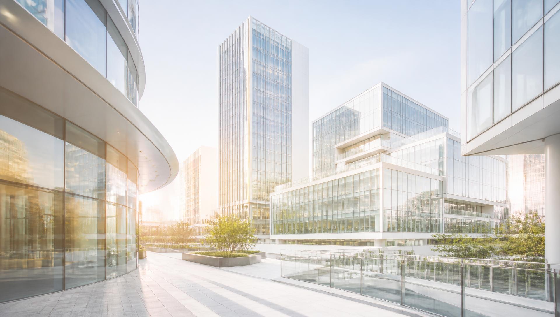 Skyline eines Finanzdistrikts bei Nacht